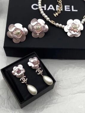 Chanel Pink Camellia Earrings with diamantés Cruise 2022/23 collection
